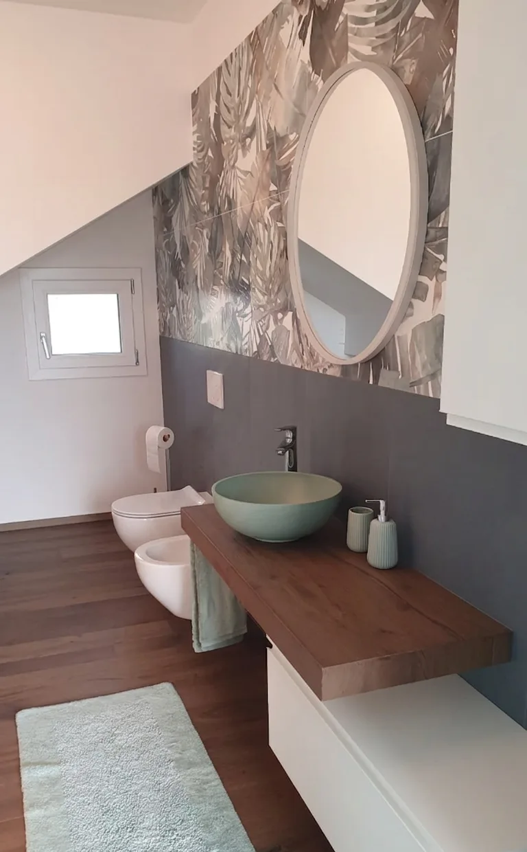 Bagno in mansarda realizzato da Zanella con top in legno e lavabo d'appoggio