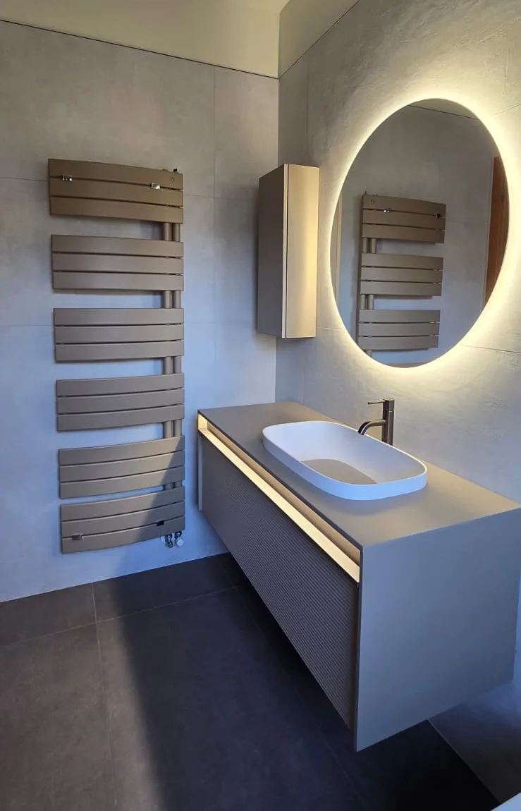 Bagno realizzato da Zanella con mobile sospeso, specchio retroilluminato e termoarredo